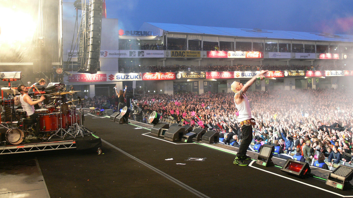 The Prodigy op het podium, met Keith Flint voor het publiek van Rock am Ring