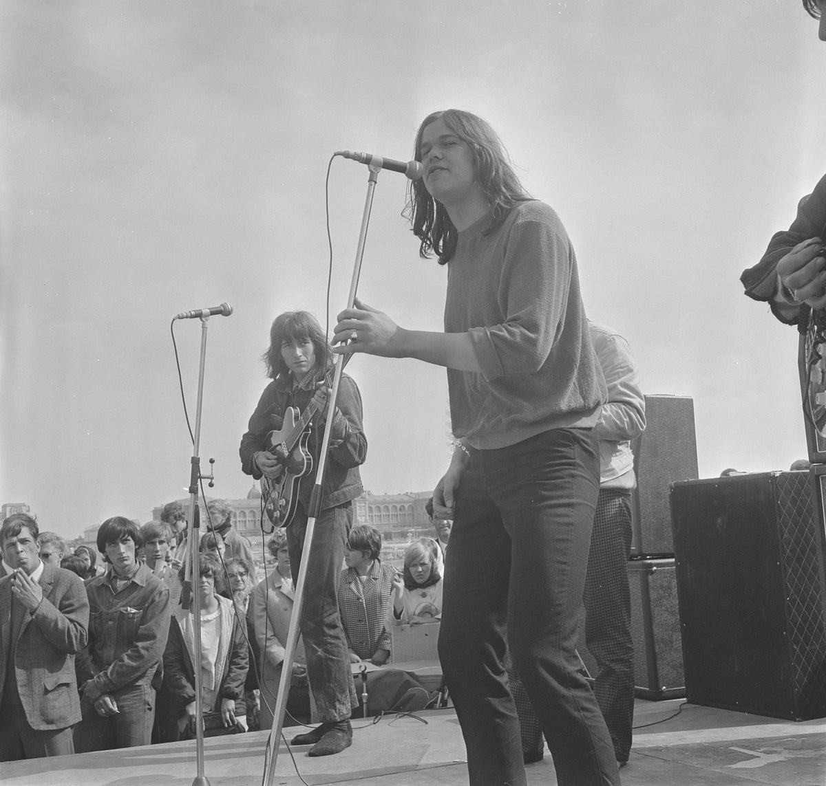 Wim Bieler met Q65 tijdens een optreden op de pier van Scheveningen in 1966
