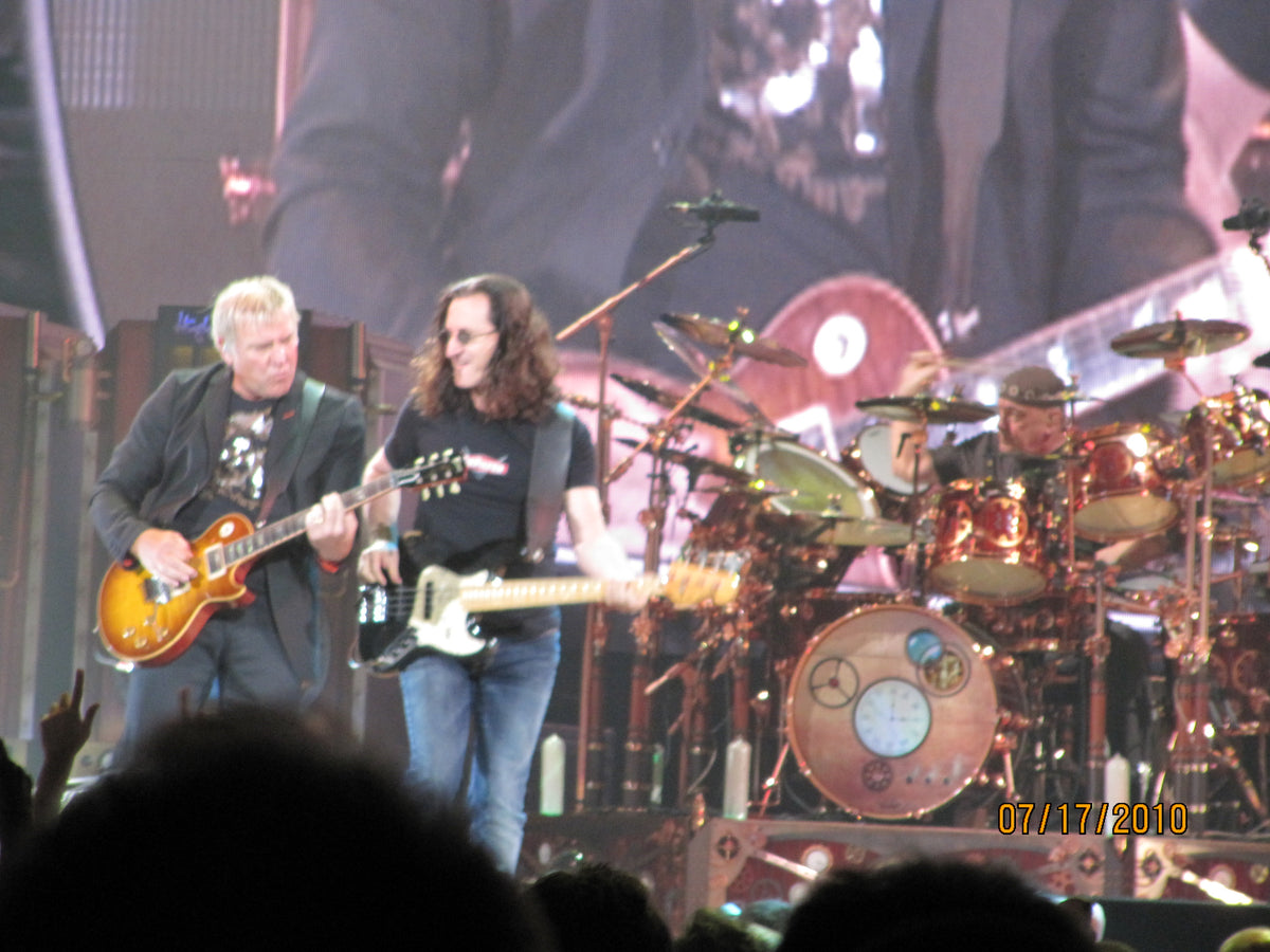 Rush met Alex Lifeson, Neil Peart en Geddy Lee op het podium in Toronto in 2010.