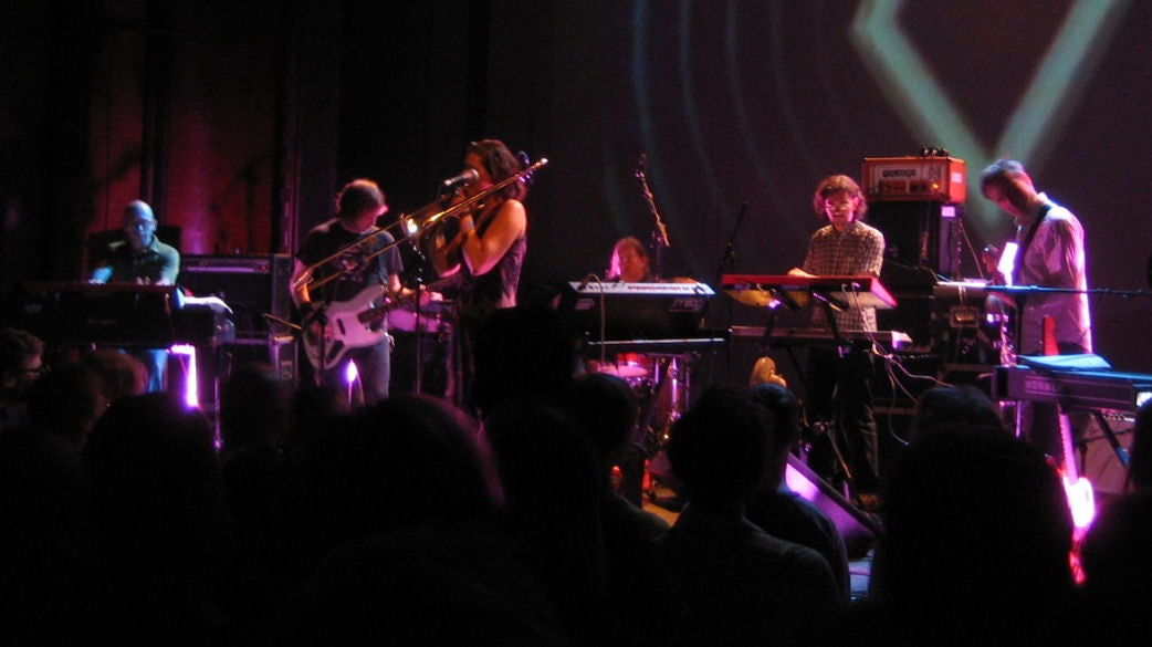 Stereolab speelt in Hebbel am Ufer in 2006, met Laetitia Sadier vooraan met een trombone.