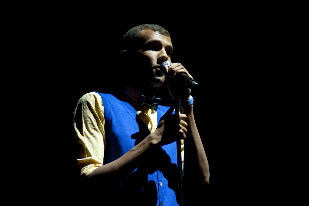 Stromae zingt in een blauw vest op Brussels Summer Festival in 2011