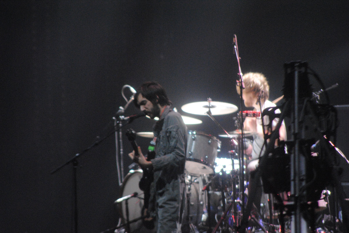 Jan Paternoster met gitaar en Dries Van Dijck achter de drums tijdens Black Box Revelation in het Antwerpse Sportpaleis in 2011.