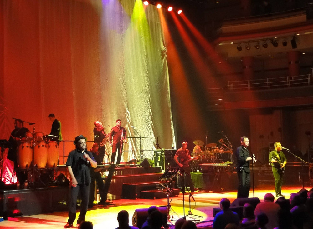 UB40 op het podium in Birmingham met blazers en zangers in 2010