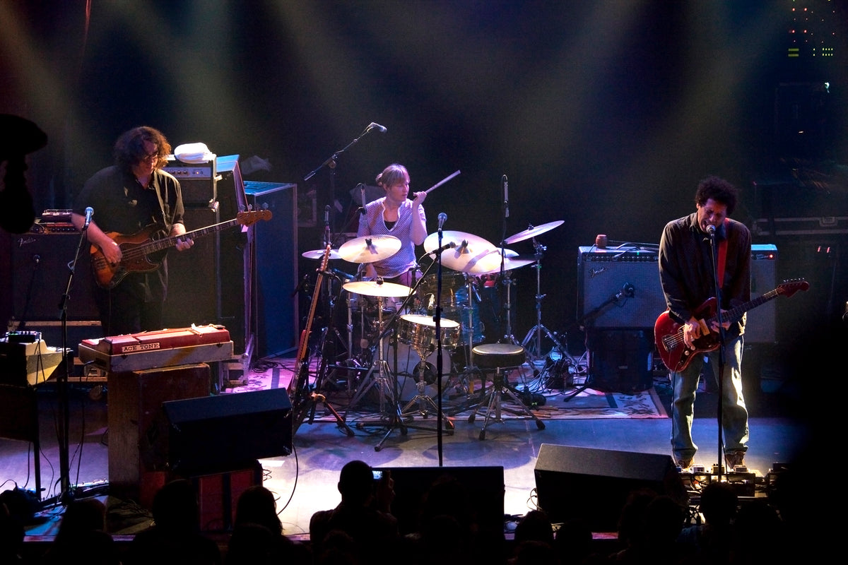 Yo La Tengo met bas, drums en gitaar op het podium van Sala Apolo in 2010.
