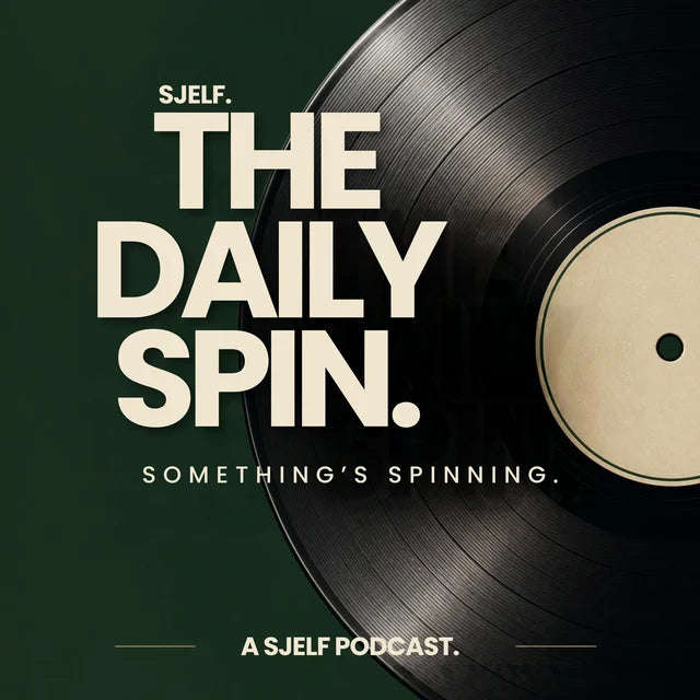Podcastcover van THE DAILY SPIN van SJELF met een vinylplaat op een donkergroene achtergrond