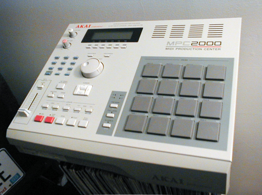 Akai MPC2000 sampler, een instrument dat samples kan opnemen en opnieuw arrangeren.