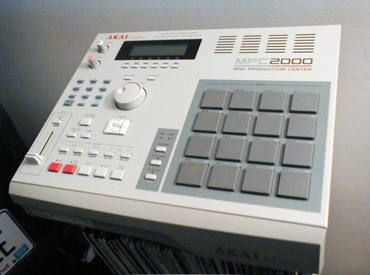 Akai MPC2000 sampler, een instrument dat samples kan opnemen en opnieuw arrangeren.