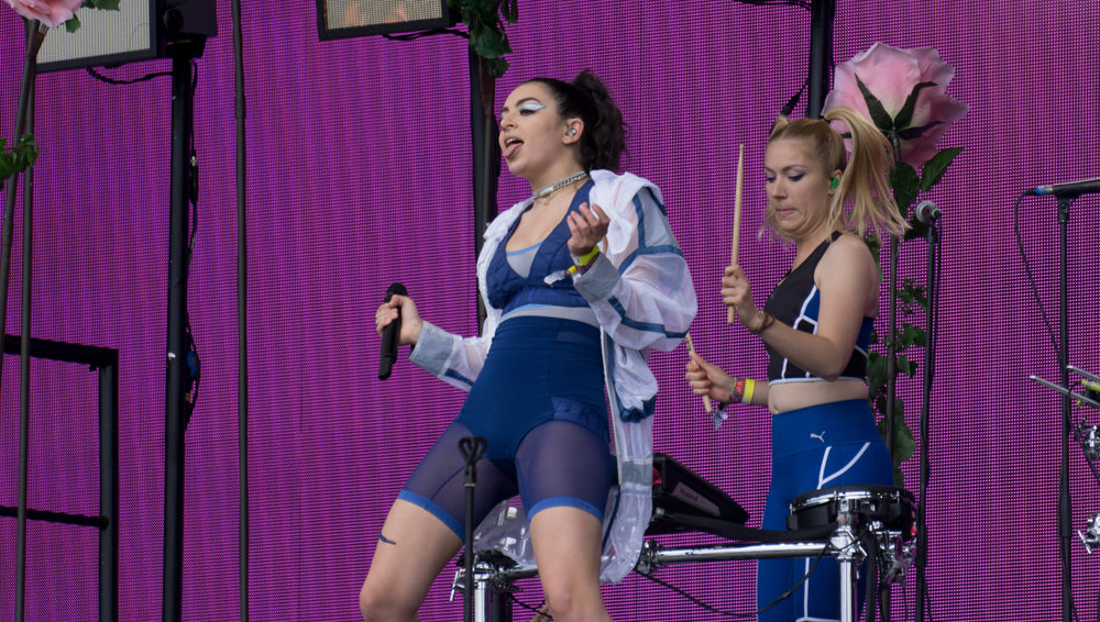 Charli XCX tijdens Glastonbury Festival in 2017