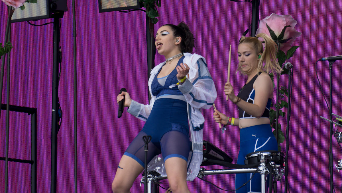 Charli XCX tijdens Glastonbury Festival in 2017