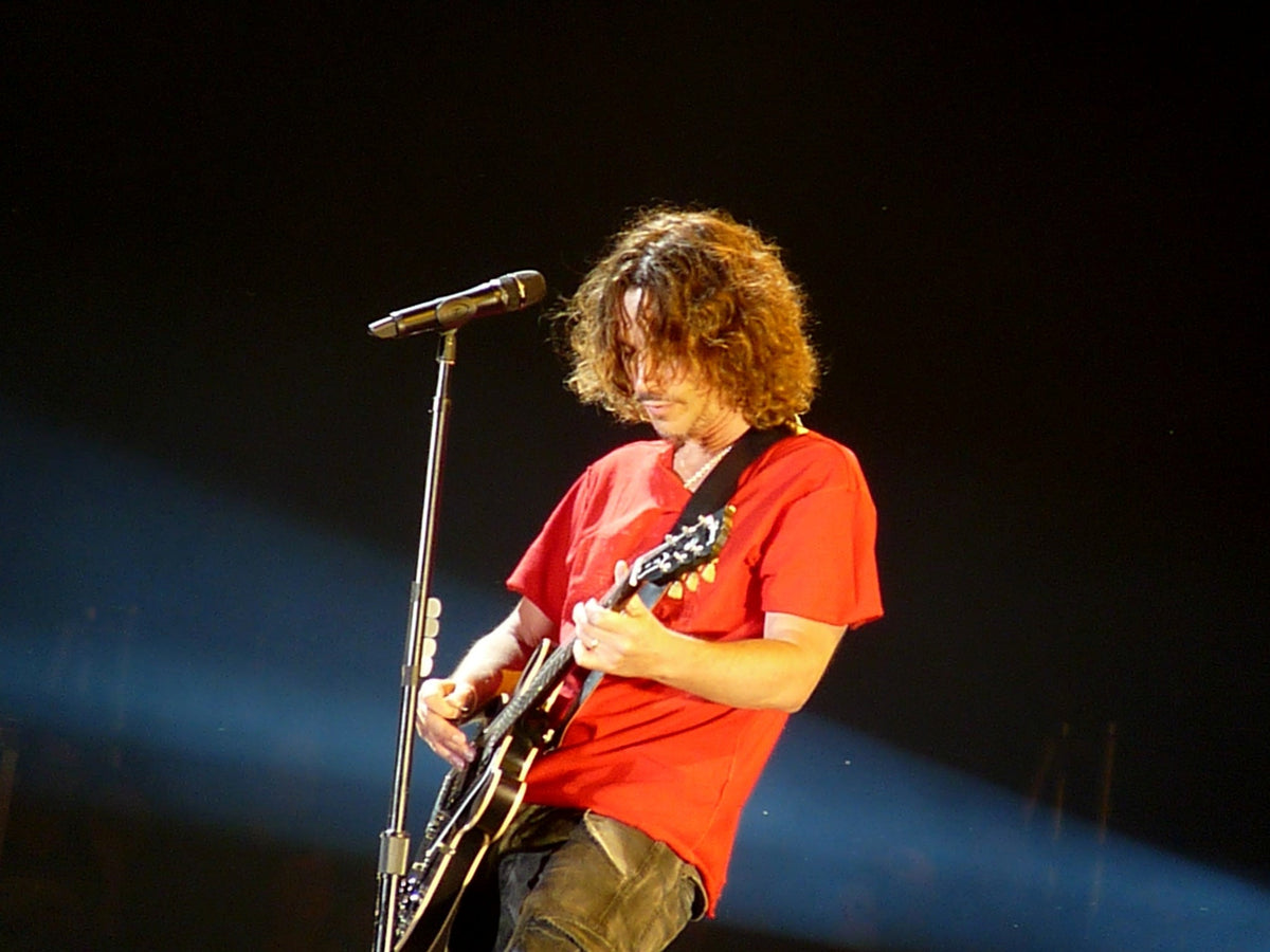 Chris Cornell speelt gitaar tijdens een optreden in 2012.