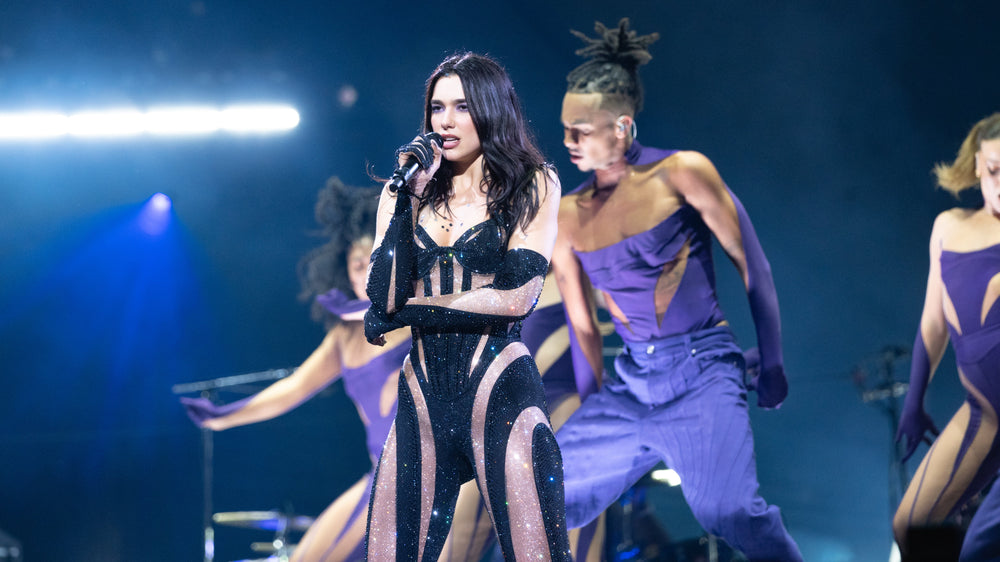 Dua Lipa zingt met dansers tijdens de Future Nostalgia-tour in Londen.