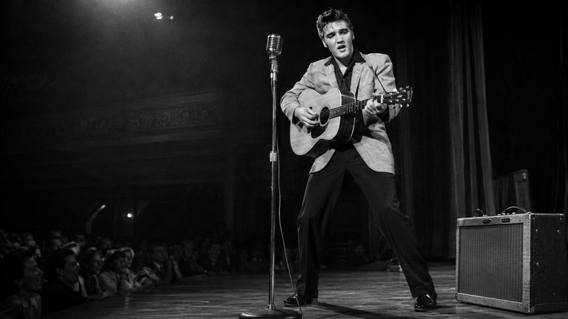 Elvis Presley tijdens een optreden in de jaren vijftig — originele SJELF-editorial hero