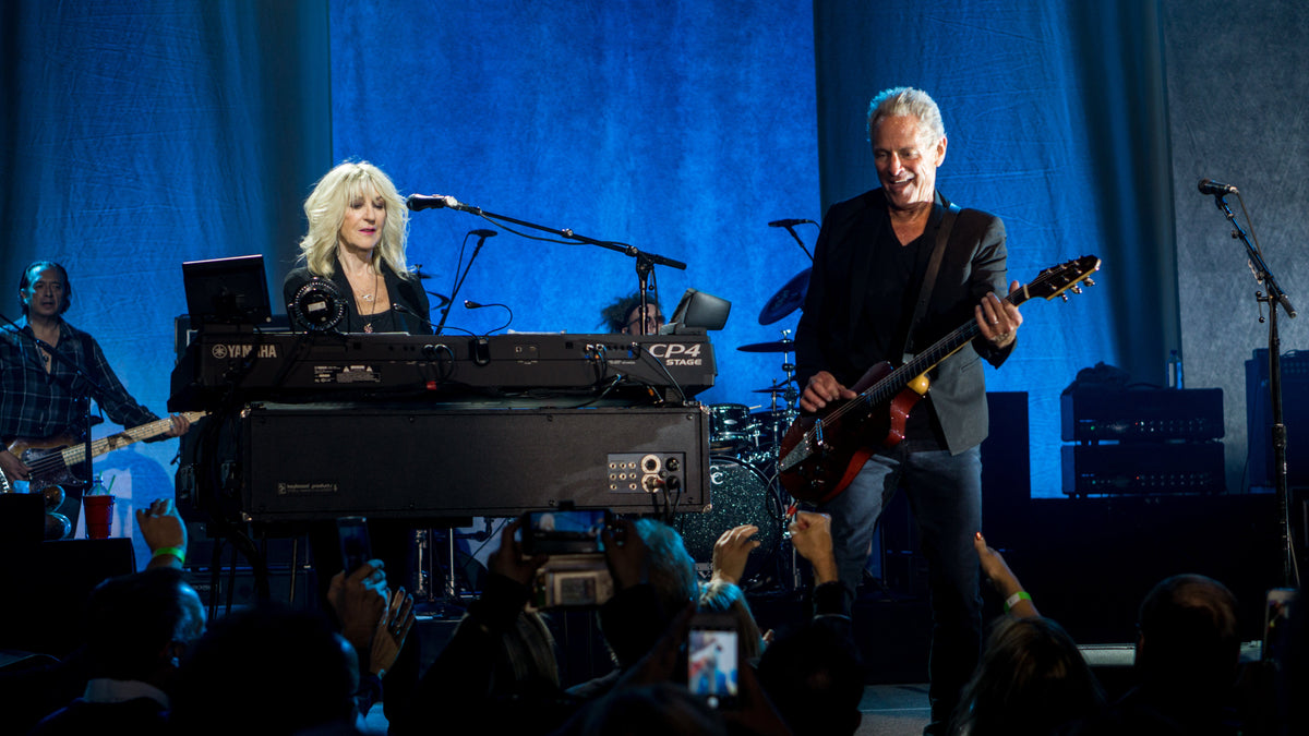 Christine McVie aan het keyboard en Lindsey Buckingham met gitaar op het podium, november 2017