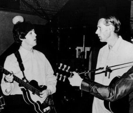 Paul McCartney en producer George Martin in de studio in de jaren zestig.