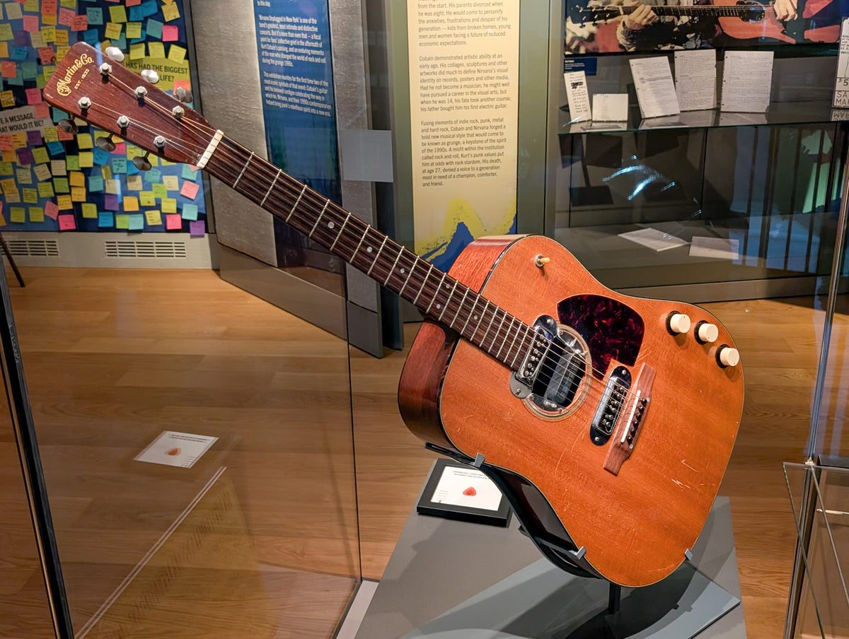Kurt Cobains Martin D-18E-gitaar in het Royal College of Music Museum.