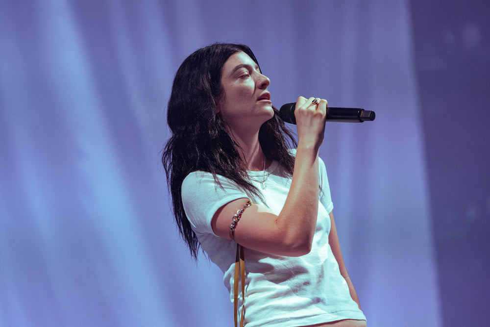Lorde tijdens Glastonbury Festival in 2025