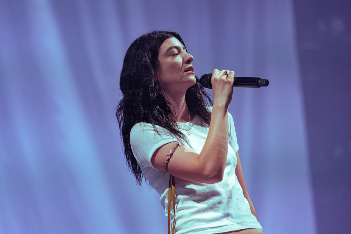 Lorde tijdens Glastonbury Festival in 2025