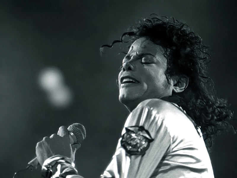 Michael Jackson zingt op het podium in Wenen in 1988, de artiest achter de naam Mama Appelsap. Foto Zoran Veselinovic, CC BY-SA 2.0.