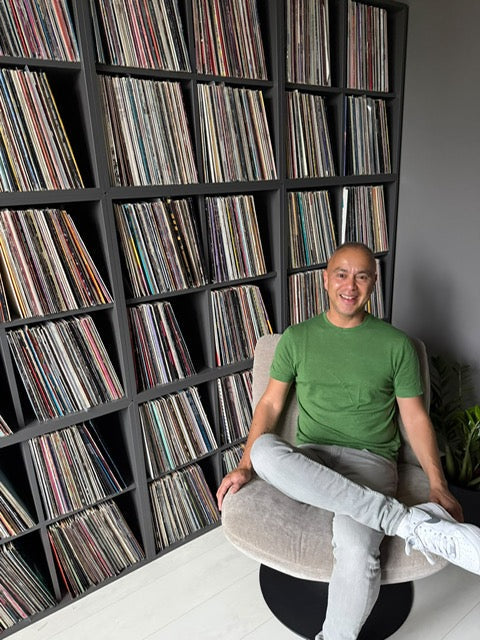 Mike van Mike's Vinyl Vault bij zijn platenverzameling.
