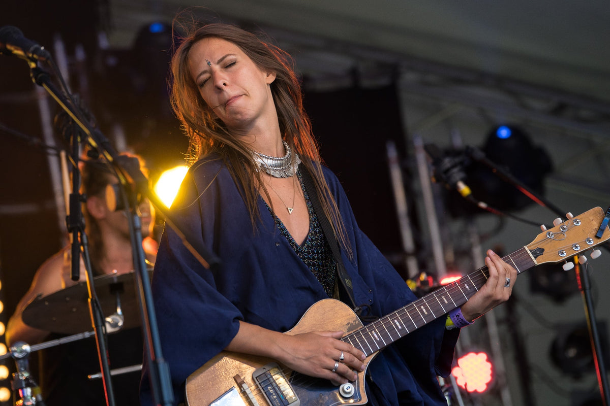 Cato van Dijck van MY BABY live op gitaar tijdens Rhythm of the World in 2015