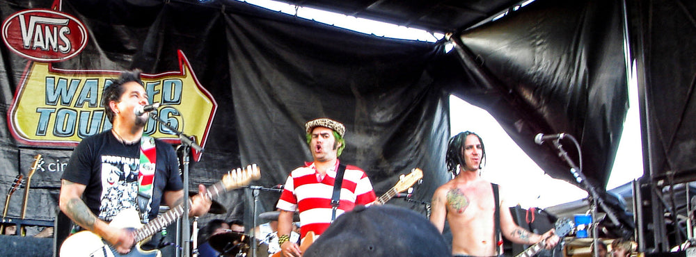 NOFX speelt op Warped Tour: El Hefe, Fat Mike en Eric Melvin staan vooraan op het podium.