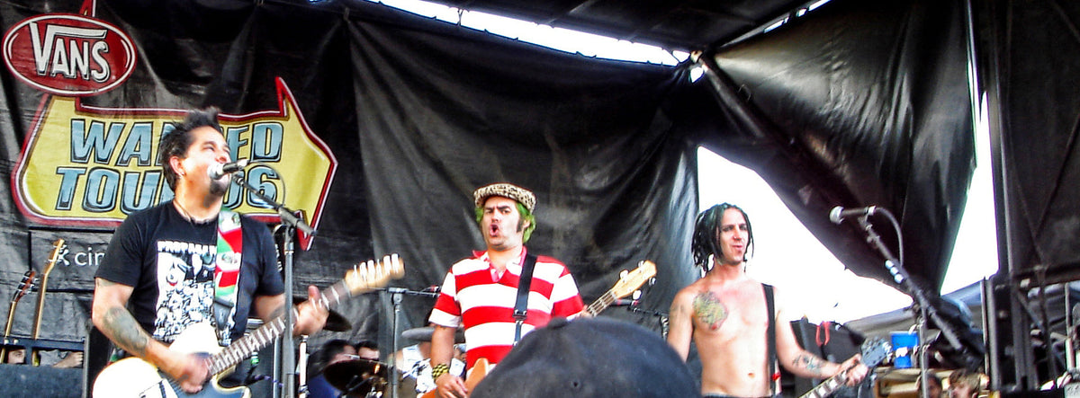 NOFX speelt op Warped Tour: El Hefe, Fat Mike en Eric Melvin staan vooraan op het podium.