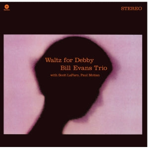 Albumhoes van Waltz for Debby van het Bill Evans Trio, met een donker silhouet tegen een roze achtergrond en goudkleurige titelletters.