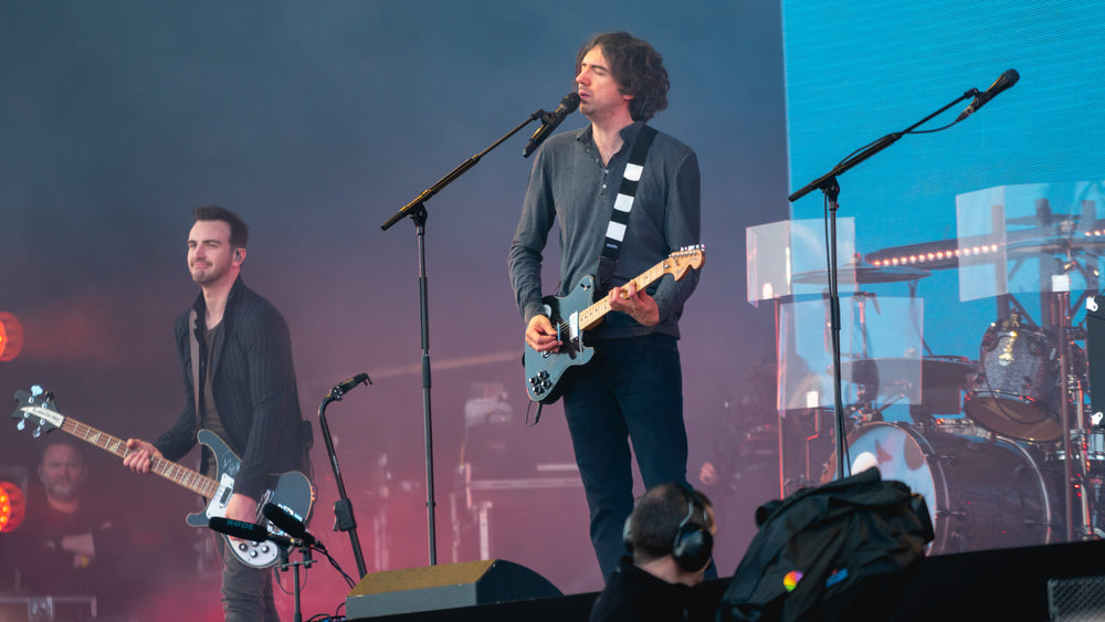 Gary Lightbody zingt en speelt gitaar met Snow Patrol op het podium van Werchter Boutique.