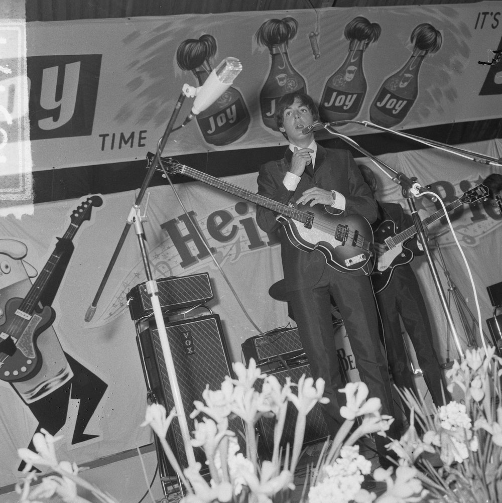 Paul McCartney met zijn Höfner-bas op het podium in Blokker in 1964.