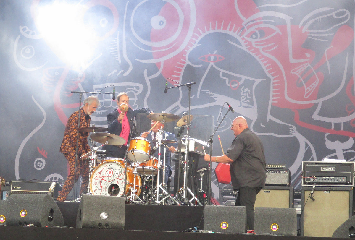 Triggerfinger verzameld rond het drumstel tijdens een optreden op Pinkpop in 2018.