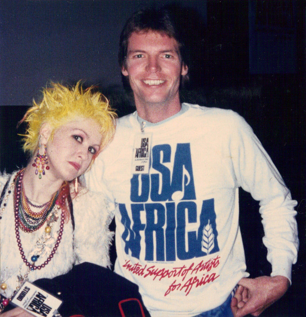 Cyndi Lauper met studiobadge en sweatshirt tijdens de We Are the World-opnamesessie op 28 januari 1985