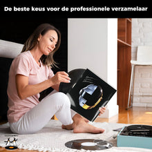 Een vrouw zit op de grond en bekijkt een LP met de Daft Punk helm in een beschermhoes. Pinguïn Records logo met twee pinguïns.