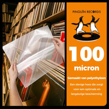 Een persoon doet een heldere beschermhoes van 100 micron om een LP in een platenkast. Pinguïn Records logo met twee pinguïns.