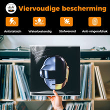 Een hand toont een LP met de Daft Punk helm in een beschermhoes. Iconen voor antistatisch, waterbestendig, stofwerend en anti-vingerafdruk. Pinguïn Records logo.