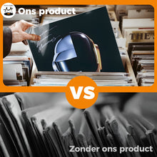 Vergelijking van LP-hoezen: links een LP met beschermhoes, rechts zonder beschermhoes in een platenkast.