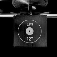 Zwarte houder met het "LPs 12"" symbool. Het symbool is een cirkel met een kleinere cirkel in het midden.