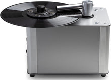 Zilveren platenspeler met een vinylplaat en reinigingsarm.