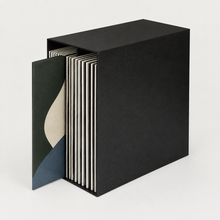 Modulaire zwarte vinylbox gevuld met platen