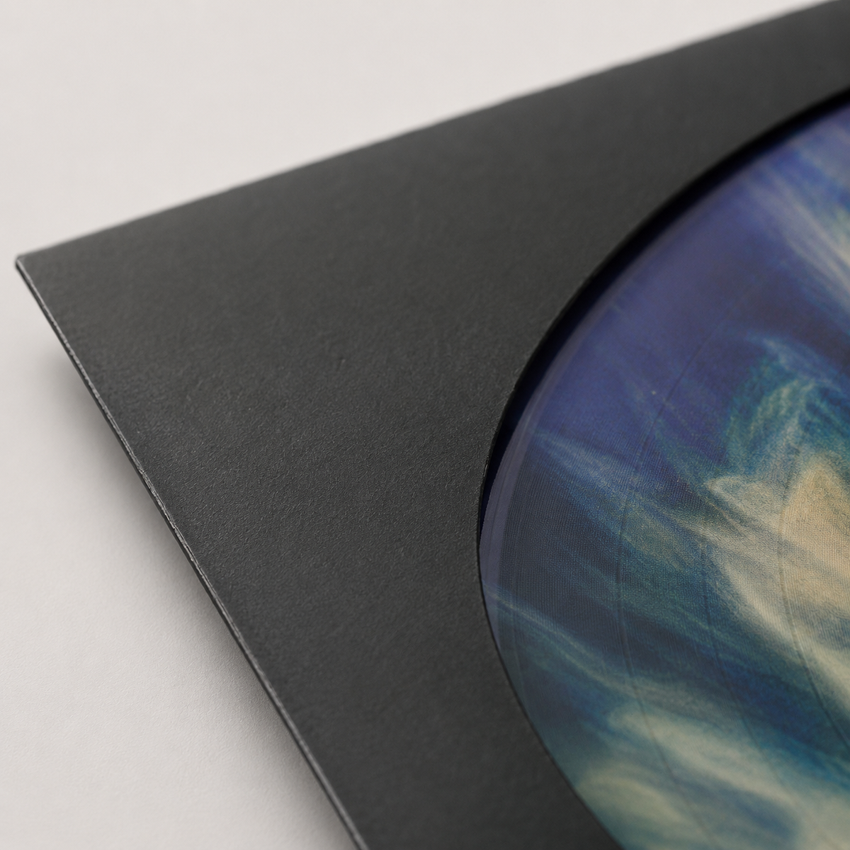 Detail van het zwarte karton en transparante venster van de picture-disc-hoes