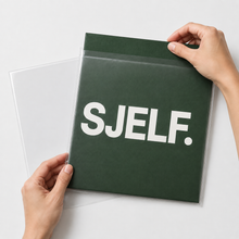 Vinyl albumhoes wordt met de hand in een transparante beschermhoes geschoven