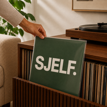 Beschermde groene vinyl albumhoes wordt bij de collectie opgeborgen