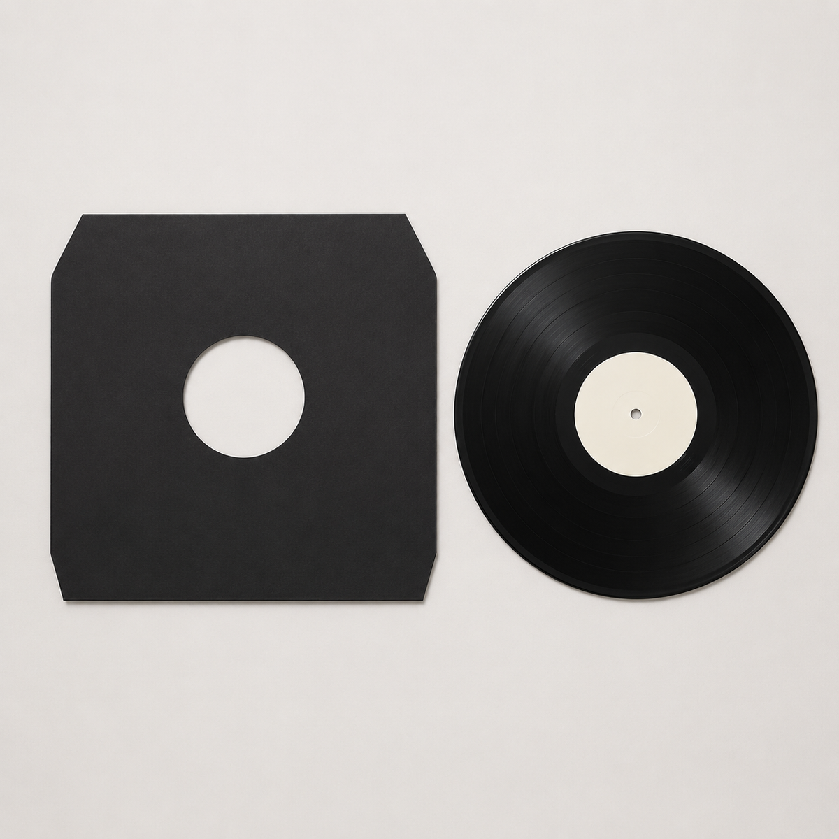 Zwarte vinyl binnenhoes met plaat gedeeltelijk uit de hoes