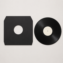 Zwarte vinyl binnenhoes met plaat gedeeltelijk uit de hoes
