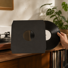 Premium zwarte vinyl binnenhoes in een stijlvolle luisterruimte