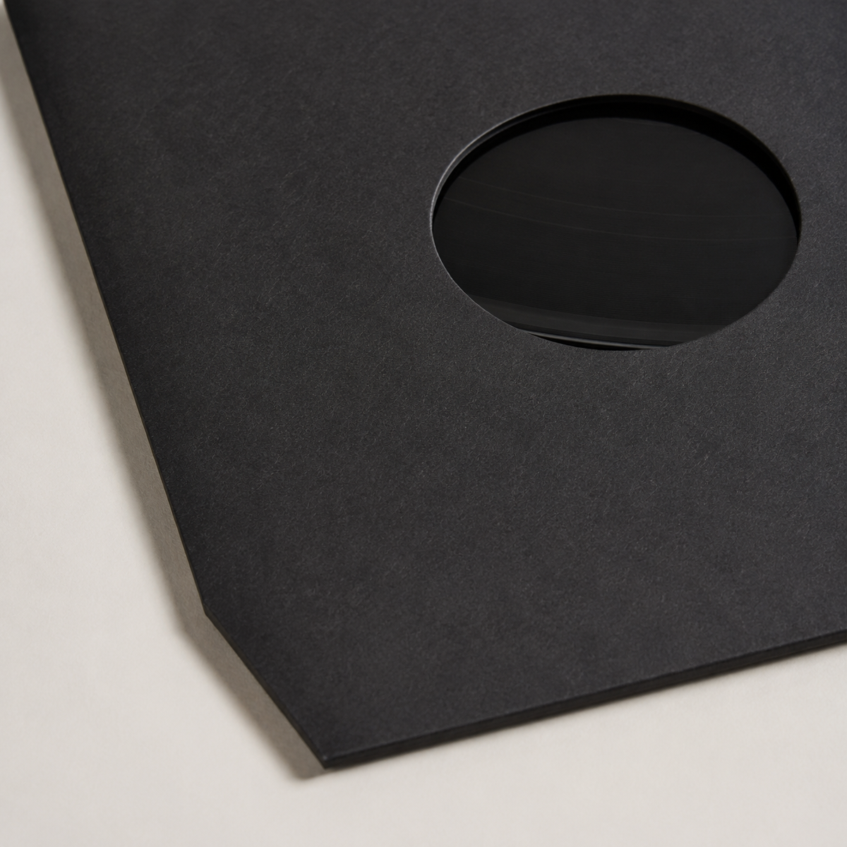 Detail van zwarte vinyl binnenhoes en beschermende voering
