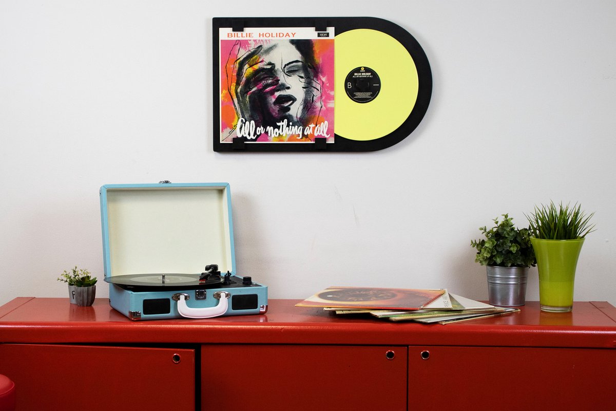 Zwarte lijst met lp "Billie Holiday - Sell or Nothing At All" en de bijbehorende gele lp.