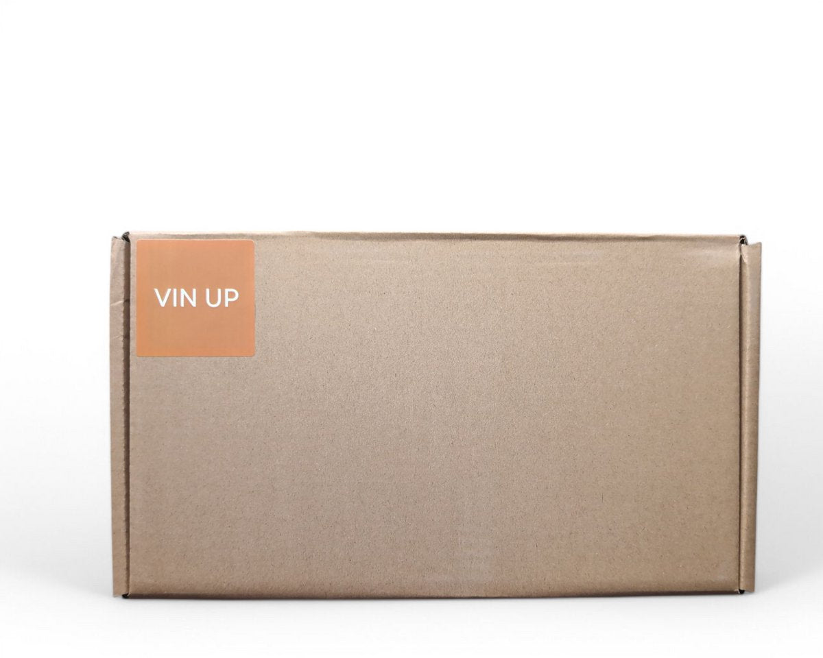 Bruine kartonnen doos met een oranje sticker waarop "VIN UP" staat.
