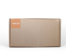 Bruine kartonnen doos met een oranje sticker waarop "VIN UP" staat.