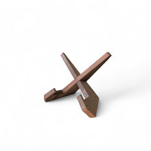 Een houten kruisstandaard met een walnootafwerking, voor het tentoonstellen van LPs.