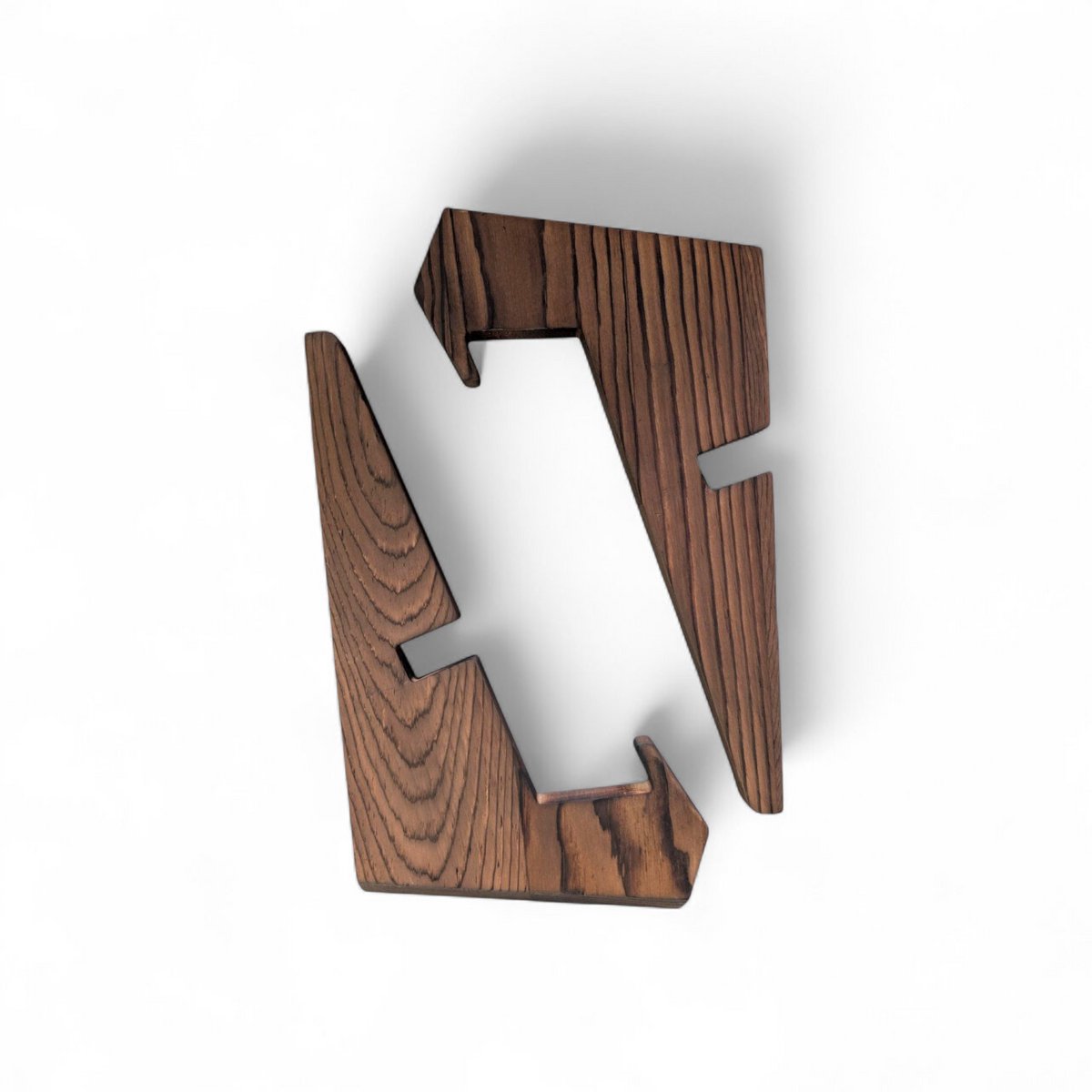 Een houten kruisstandaard met een walnootafwerking, voor het tentoonstellen van LPs.